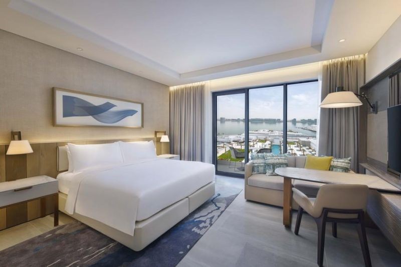 king deluxe room bay view (yas theme park access)
